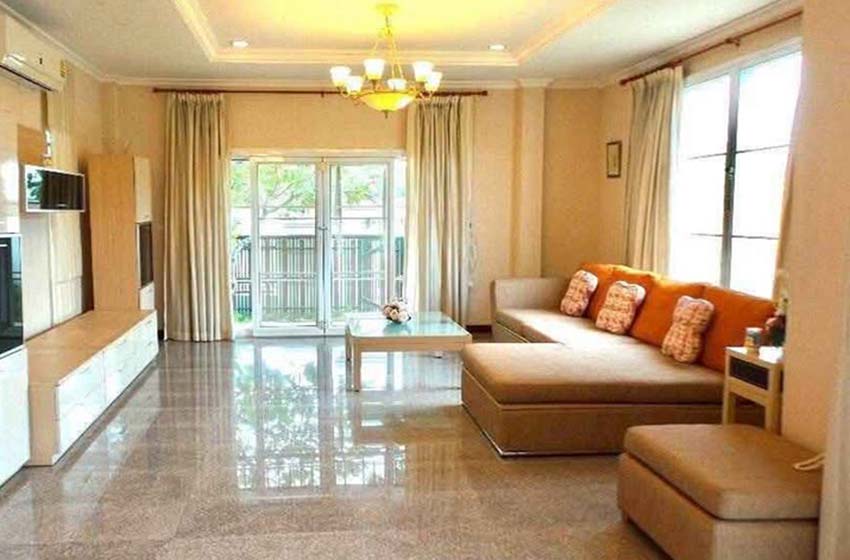 House with Shared Pool for rent in Srinakarin